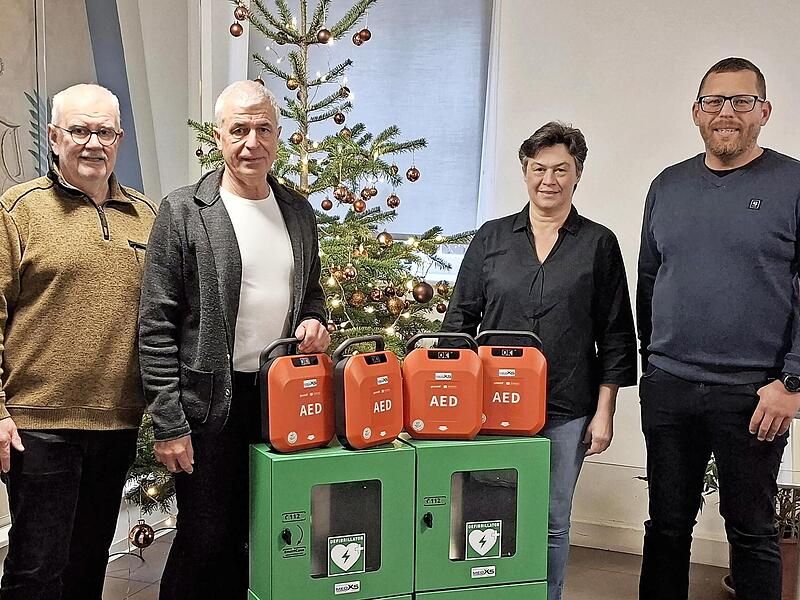 B&uuml;rgermeisterkandidat Stefan Leikheim (rechts) hatte die Idee. Die Fraktionsmitglieder Heinz Fischer und Tanja Degen &uuml;bergeben vier Defibrillatoren an B&uuml;rgermeister Gregor Friedlein-Zech (Zweiter von links).