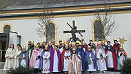 Die Sternsinger von Aisch vor der Kirche des Orts.