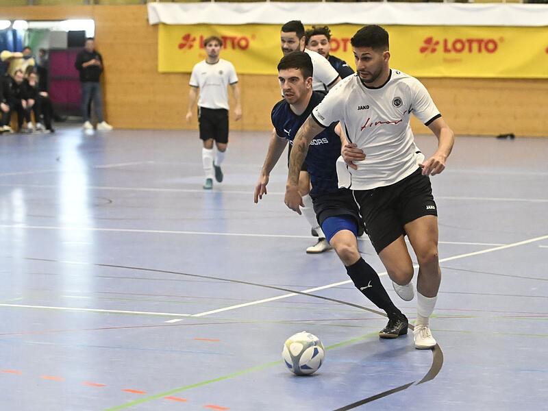 Sertan Sener (weißes Trikot) führt den SC Sylvia Ebersdorf am Samstag bei der "Bayerischen" in Erlangen an. Sertan Sener (weißes Trikot) führt den SC Sylvia Ebersdorf am Samstag bei der "Bayerischen" in Erlangen an.