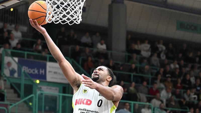 Sport Basketball 2. Bundesliga PROA Saison 2025 / 2026  24. Spieltag  am Samstag  21.02.2026  Spielbeginn 19.00 h Spielort Bayreuth Oberfrankenhalle  BBC Bayreuth gegen RheinStars K&ouml;ln Halbzeitergebnis  44:53 Endstand  82:93 Korbleger Kyle Sturdivant Ken