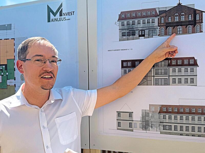Sebastian T&uuml;rk zeigt den Clou des Projektes: Die Backsteinfassade des Anbaus soll wiederhergestellt werden. Im Hintergrund entsteht ein moderner Bau.Sonny Adam