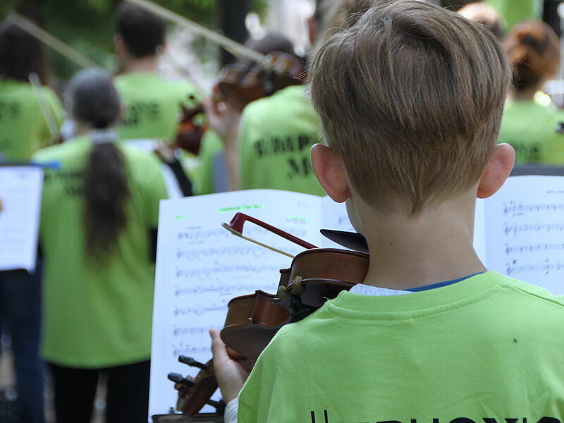Auch die j&uuml;ngsten Musikerinnen und Musiker gingen beim Symphonic Mob nicht in der Menge unter.