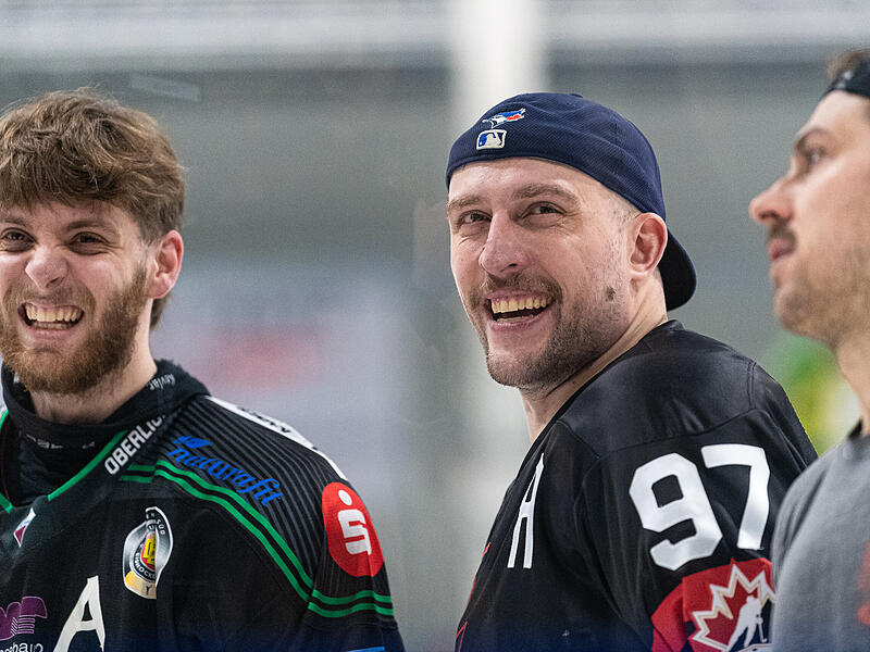 Noch haben Jake Fardoe (Mitte), Philipp Stobbe (links) und die Alligators gut Lachen. Ab Sonntag wartet in den Play-offs mit den Scorpions aber ein Schwergewicht auf den HEC.