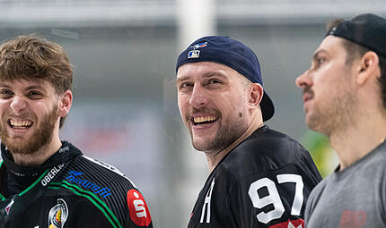 Noch haben Jake Fardoe (Mitte), Philipp Stobbe (links) und die Alligators gut Lachen. Ab Sonntag wartet in den Play-offs mit den Scorpions aber ein Schwergewicht auf den HEC.
