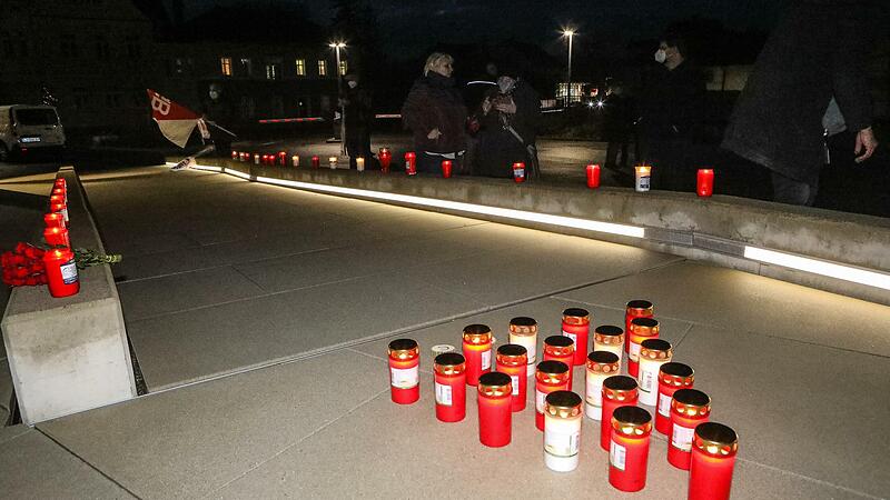 Stiller Protest vor dem Baur-Hochhaus in Burgkunstadt. Mitarbeiter des Call-Centers hatten dort in einer Mahnwache gegen die geplanten Ma&szlig;nahmen protestiert. Die Zahl der Arbeitspl&auml;tze soll deutlich abgebaut werden.