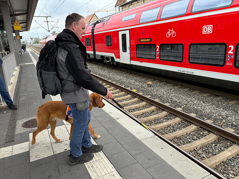 Die taktilen Bodenmarkierungen am Bahnsteig sind in Erlangen gut. Dass keine Ansagen vor durchfahrenden Z&uuml;gen warnen, ist schlecht.