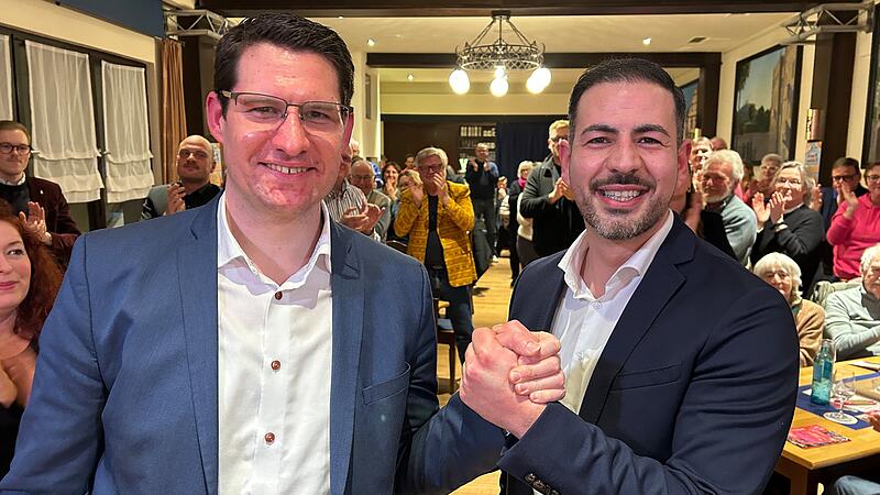 Politischer Aschermittwoch der SPD in Coburg: Oberb&uuml;rgermeister Dominik Sauerteig (links) und Dritter B&uuml;rgermeister Can Aydin stimmten sich und ihre Parteifreunde auf den Endspurt im Kommunalwahlkampf ein.