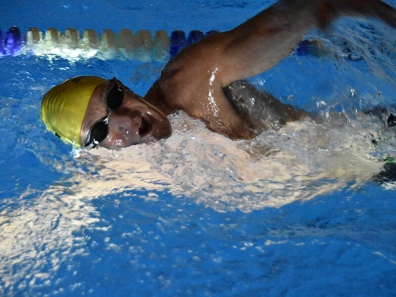 Und noch ein kr&auml;ftiger Zug: Meter um Meter k&auml;mpften sich die Teilnehmer durchs Wasser.