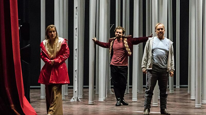 &bdquo;Was ihr wollt&ldquo;: Probenszene im neuen Coburger Globe Globe mit Annelie Straub als Viola, Florian Graf als Orsino und Niklaus Scheibli als Antonio.