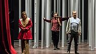 „Was ihr wollt“: Probenszene im neuen Coburger Globe Globe mit Annelie Straub als Viola, Florian Graf als Orsino und Niklaus Scheibli als Antonio.