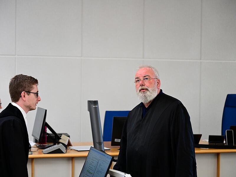 Staatsanwalt Dauphin und Rechtsanwalt Edgar Fiebig aus Herten im Gespr&auml;ch