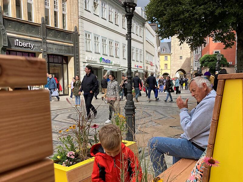 Für die kleine Verschnaufpause: Die neuen Sitzmöbel, die von der Projektgruppe „Die Stadtmacher“ aufgestellt wurden, werden gut angenommen. Für die kleine Verschnaufpause: Die neuen Sitzmöbel, die von der Projektgruppe „Die Stadtmacher“ aufgestellt wurden, werden gut angenommen.