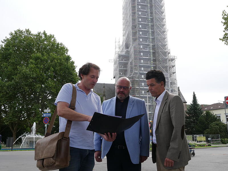 Architekt Georg B&ouml;swald-von Brunn, Pfarrer Gerd Greier und Verwaltungsleiter Michael Fritsche vor der Herz-Jesu Stadtpfarrkirche.