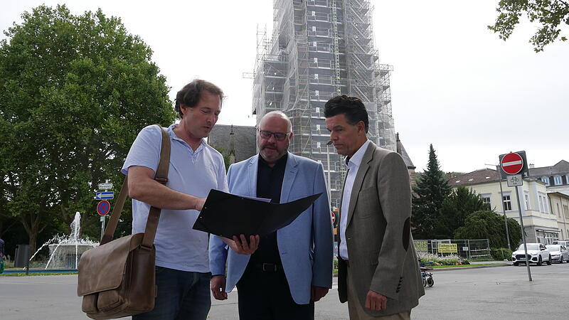 Architekt Georg B&ouml;swald-von Brunn, Pfarrer Gerd Greier und Verwaltungsleiter Michael Fritsche vor der Herz-Jesu Stadtpfarrkirche.