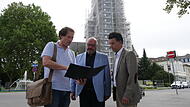 Architekt Georg B&ouml;swald-von Brunn, Pfarrer Gerd Greier und Verwaltungsleiter Michael Fritsche vor der Herz-Jesu Stadtpfarrkirche.