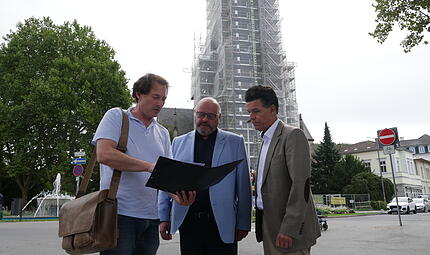 Architekt Georg B&ouml;swald-von Brunn, Pfarrer Gerd Greier und Verwaltungsleiter Michael Fritsche vor der Herz-Jesu Stadtpfarrkirche.