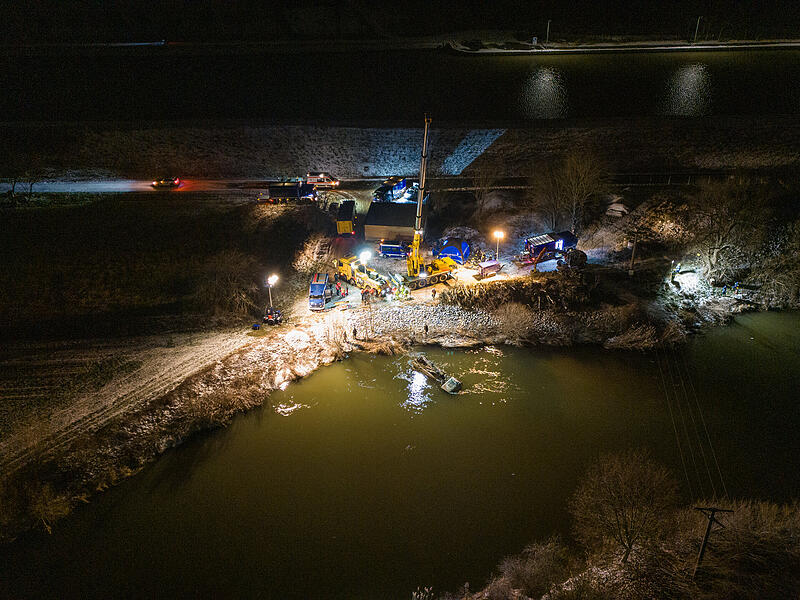 Lkw versinkt in Fluss - Großeinsatz wegen BergungGroße Bergungsaktion: Lkw versinkt in Fluss Lkw versinkt in Fluss - Großeinsatz wegen BergungGroße Bergungsaktion: Lkw versinkt in Fluss