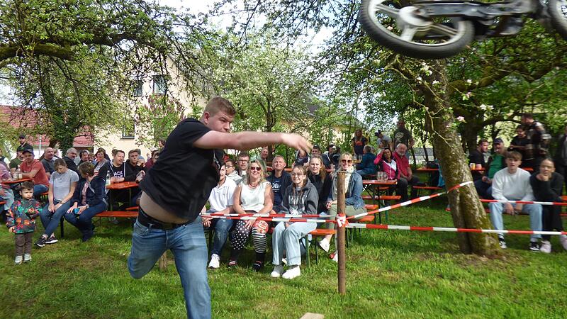 Der neue Weltmeister im Mofaweitwurf, Lokalmatador Sebastian Popp aus Saugendorf, warf das Mofa ganze 11,11 Meter weit. Die Veranstaltung fand im Rahmen des Kolbenfresserfestes statt.Forchheim & Fränkische Schweiz Der neue Weltmeister im Mofaweitwurf, Lokalmatador Sebastian Popp aus Saugendorf, warf das Mofa ganze 11,11 Meter weit. Die Veranstaltung fand im Rahmen des Kolbenfresserfestes statt.Forchheim & Fränkische Schweiz