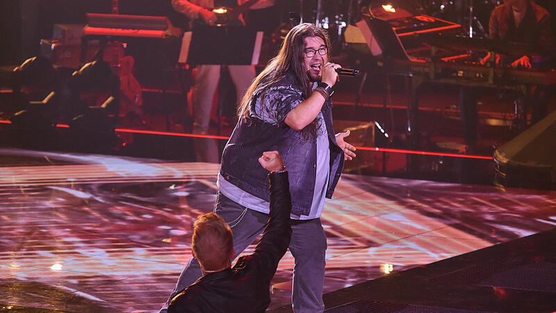 Der Bamberger Martin &bdquo;Egon" Herrnleben performed den Song &bdquo;Livin On A Prayer&ldquo; von Bon Jovi, sein Coach Ronan Keating (im Vordergrund) feiert es ab.