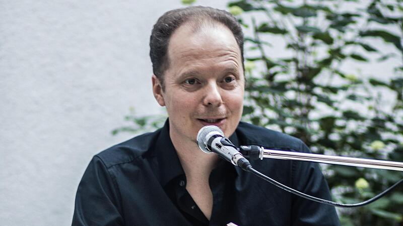 Christian Rosenau (hier bei einer Lesung in der Stadtbücherei Coburg) erhält den diesjährigen Literaturpreis der A und A Kulturstiftung.