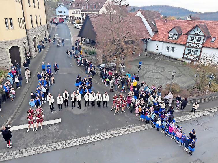 Bereit für den Rathaussturm im Nüdlingen: Der NCC ist mit all seinen Garden und dem Elferrat angetreten.