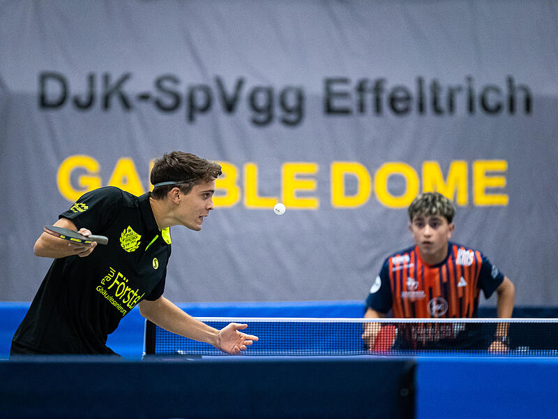 Hannes Hörmann (vorne) und die Effeltricher Tischtennisspieler sind in der 3. Bundesliga auf dem Vormarsch.