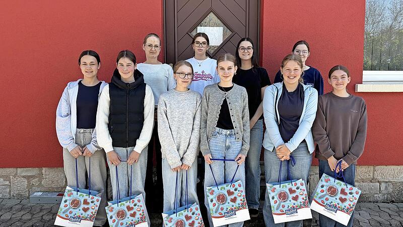 Sechs Sch&uuml;lerinnen (vorne) nutzten den Girls&rsquo; Day bei Maintal Konfit&uuml;ren, um praktische Einblicke in den Arbeitsalltag zu gewinnen. Gemeinsam mit ihnen im Bild Petra Endres (hinten links), Personalreferentin, und drei Maintal Auszubildende.