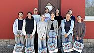 Sechs Sch&uuml;lerinnen (vorne) nutzten den Girls&rsquo; Day bei Maintal Konfit&uuml;ren, um praktische Einblicke in den Arbeitsalltag zu gewinnen. Gemeinsam mit ihnen im Bild Petra Endres (hinten links), Personalreferentin, und drei Maintal Auszubildende.