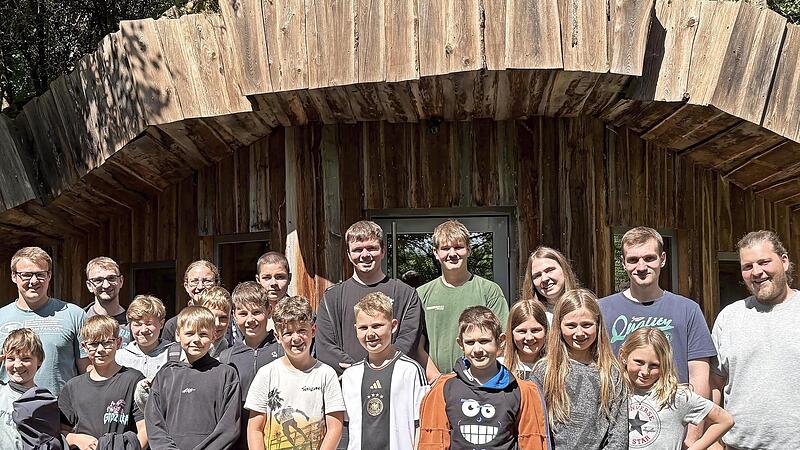 Bild zeigt die Gruppe vor dem Erdhaus an der Thüringer Hütte Bild zeigt die Gruppe vor dem Erdhaus an der Thüringer Hütte