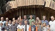 Bild zeigt die Gruppe vor dem Erdhaus an der Th&uuml;ringer H&uuml;tte