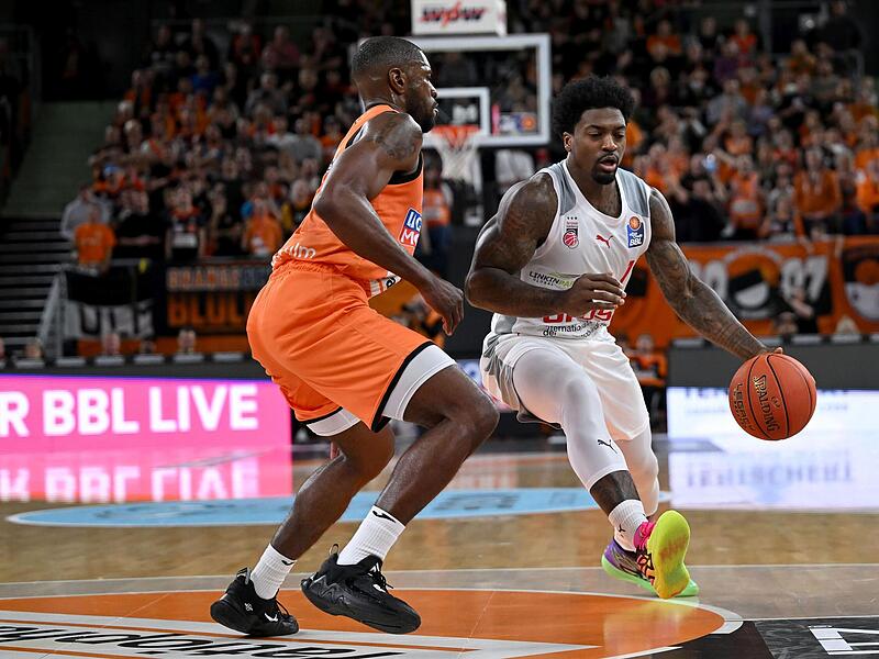 Bambergs Patrick Miller (rechts) versucht gegen Brandon Paul zum Korb zu ziehen.