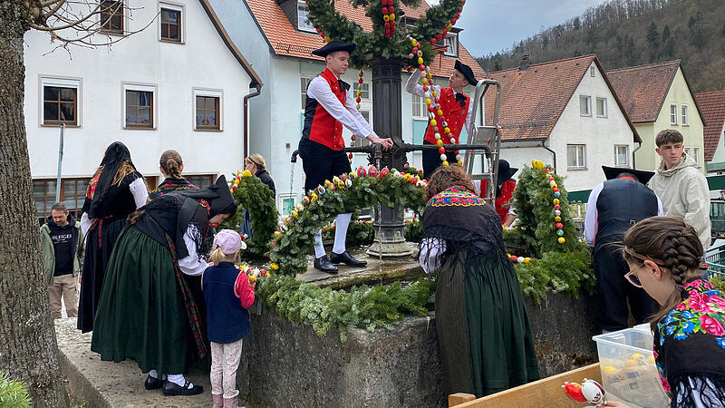 Ein besonderes Highlight in der Fr&auml;nkischen Schweiz ist das Schm&uuml;cken des Osterbrunnens in Muggendorf.