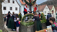 Ein besonderes Highlight in der Fr&auml;nkischen Schweiz ist das Schm&uuml;cken des Osterbrunnens in Muggendorf.
