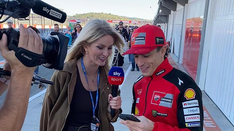 Sky-Moderatorin Lisa Hofmann im Gespr&auml;ch mit MotoGP-Weltmeister Marc Marquez.