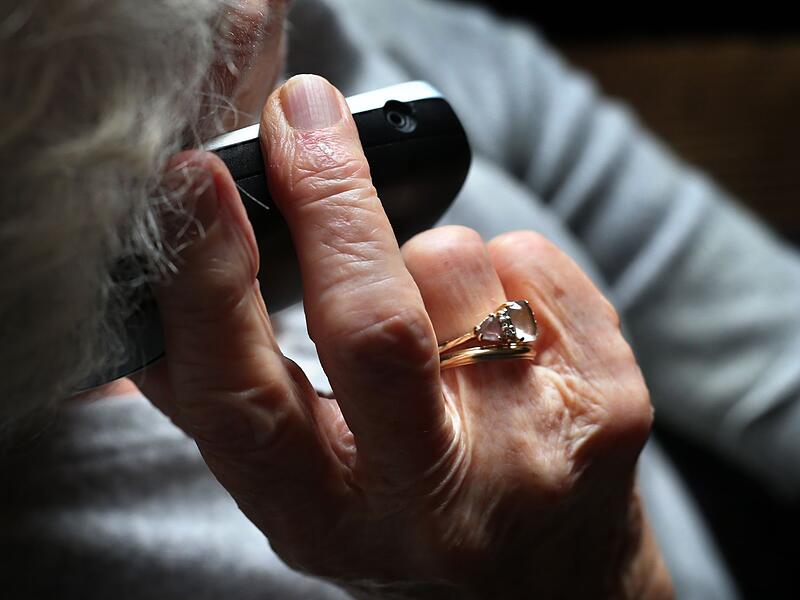 Enkel sollen Großeltern vor Betrügern warnen