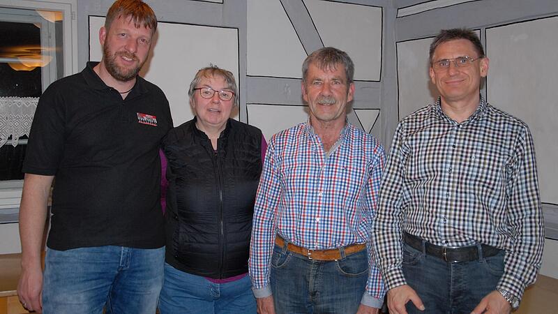 Die Führungsspitze beim Bürgerhausverein Possenheim bilden (von links) Vorsitzender Jürgen Adler, seine Stellvertreterin Margit Weigand, Schriftführer Alfred Kräutlein und Kassier Bernd Pfeuffer. Die Führungsspitze beim Bürgerhausverein Possenheim bilden (von links) Vorsitzender Jürgen Adler, seine Stellvertreterin Margit Weigand, Schriftführer Alfred Kräutlein und Kassier Bernd Pfeuffer.
