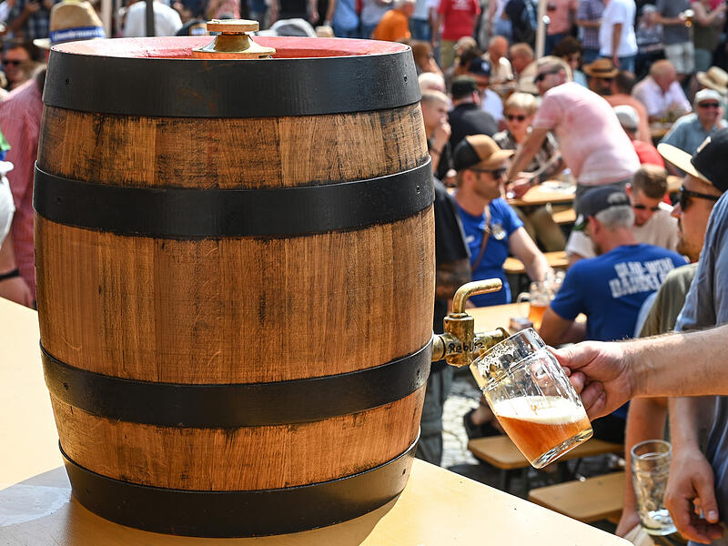 Hier gibt's noch das klassische Holzfass: Bierbrauerfest in Bad Staffelstein.