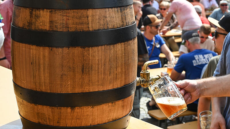 Bierbrauerfest Bad Staffelstein Bieranstich Hier gibt's noch das klassische Holzfass: Bierbrauerfest in Bad Staffelstein.