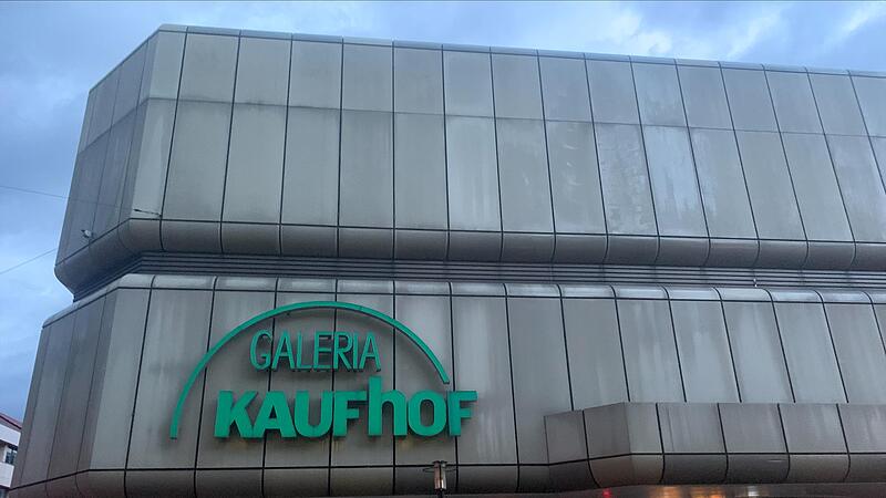 Dunkle Wolken über dem Kaufhof in Coburg: Das Wetter passte am Montagabend zu den schlechten Nachrichten des Tages. Dunkle Wolken über dem Kaufhof in Coburg: Das Wetter passte am Montagabend zu den schlechten Nachrichten des Tages.