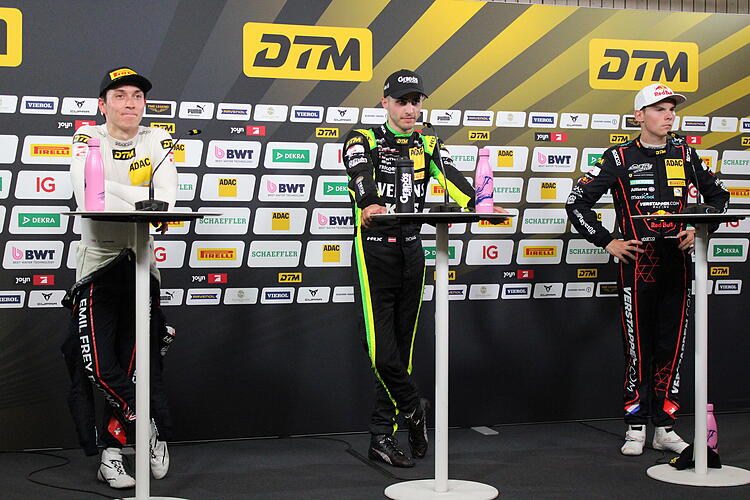 Die Top 3 vom Norisring-Sonntag bei der Pressekonferenz: Thomas Preining, Jack Aitken und Thierry Vermeulen.