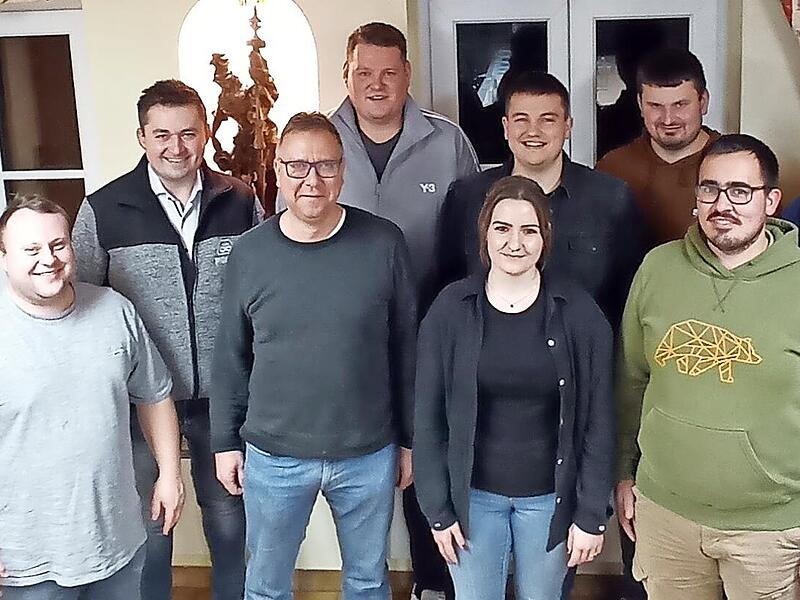 Die Kandidaten der B&uuml;rgerliste Ermreus (vorne v.&nbsp;l.): Michael Meister, Bernd Wohlh&ouml;fer, Laura Brendel, Tobias Derbfu&szlig;, (hinten v.&nbsp;l.) Christoph Schmidt, Johannes Erlwein, Philipp Machalz, Tobias Schmidt, Christine Erlwein.