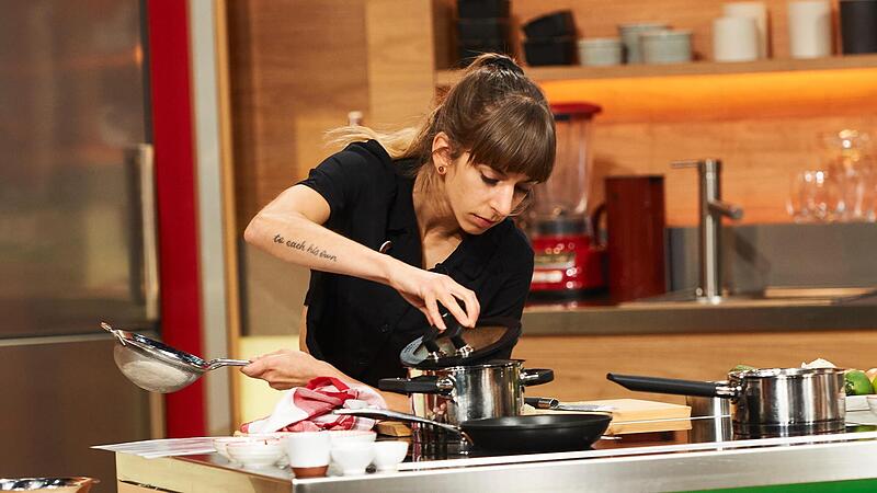 Nat&#160;&#160;ália dos Reis Goncalves kocht im Studio.