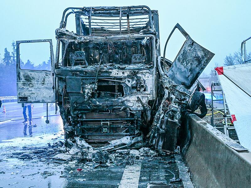 Unfall auf spiegelglatter Autobahn bei Nürnberg Unfall auf spiegelglatter Autobahn bei Nürnberg