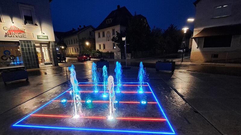 Ein Farbenspiel bietet der neue Brunnen in den Abendstunden.