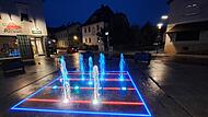 Ein Farbenspiel bietet der neue Brunnen in den Abendstunden. Ein Farbenspiel bietet der neue Brunnen in den Abendstunden.
