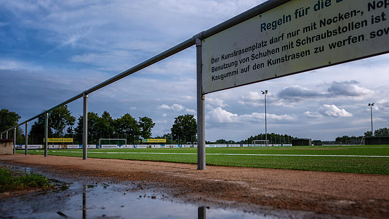 Der Hauptplatz warf sogar leichte Wellen: Die Regenf&auml;lle am Samstag richteten auf der Rudi-Ziegler-Sportanlage Sch&auml;den an.