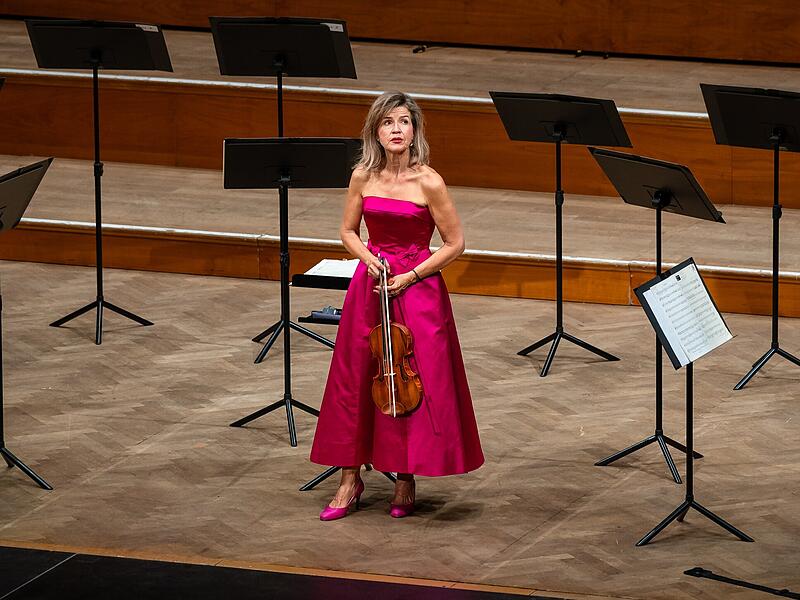 Stargeigern Anne-Sophie Mutter beim Kissinger Sommer Anne-Sophie Mutter zeigte sich emotional, als sie allein auf der Bühne das Violin-Solo "Likoo" von Aftab Darvishi spielte.