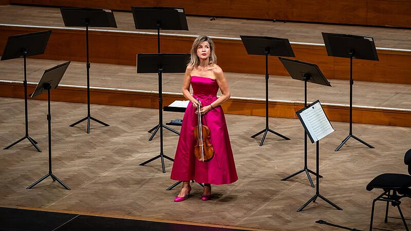 Anne-Sophie Mutter zeigte sich emotional, als sie allein auf der B&uuml;hne das Violin-Solo "Likoo" von Aftab Darvishi spielte.