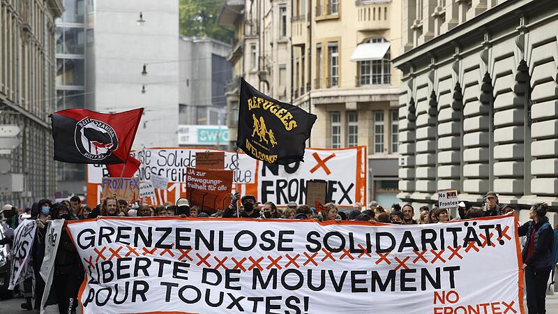 Demonstration gegen die europäische Grenz- und Küstenwache Frontex in Bern. Bei einem Referendum am 15. Mai entscheidet sich, ob die Schweiz die neue EU-Verordnung zum Ausbau von Frontex übernimmt.