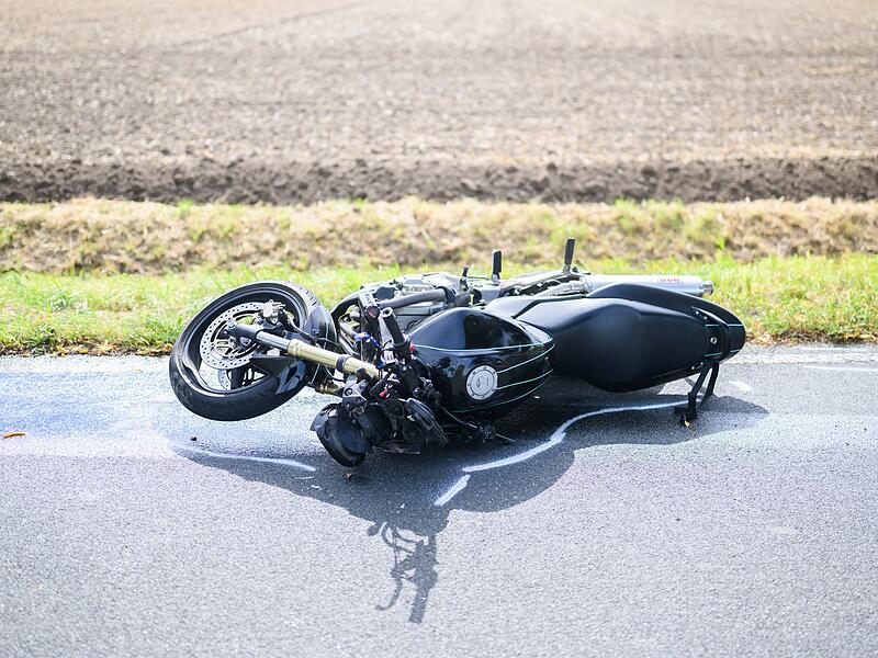 Motorrad und Pedelec stoßen zusammen